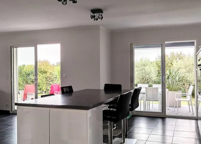 Spacieuse, Lumineuse Avec Piscine Villa